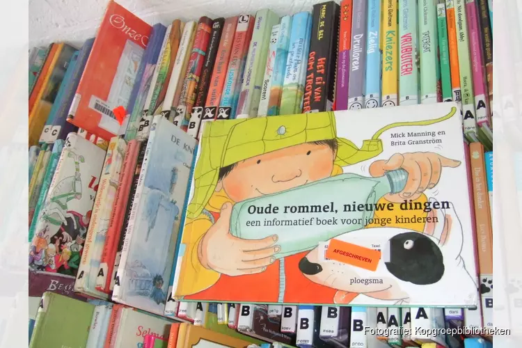 Boekverkoop in bibliotheek Tuitjenhorn