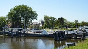 Brug in Schagen gesloten voor zwaar verkeer door slechte staat van houten palen