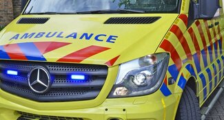 Tractor kantelt en belandt op zijkant in Warmenhuizen