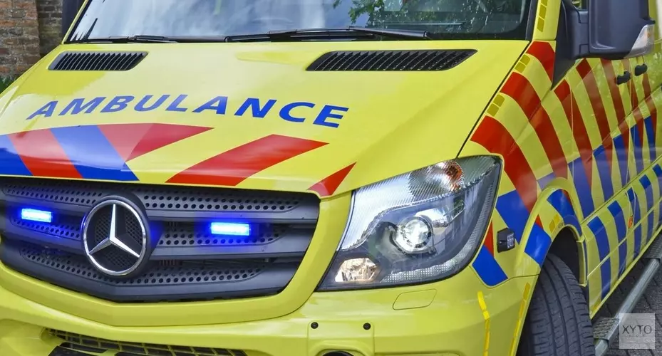 Tractor kantelt en belandt op zijkant in Warmenhuizen