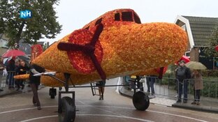 Bloemencorso ondanks regen een succes: "Weer of geen weer, wij zijn er"