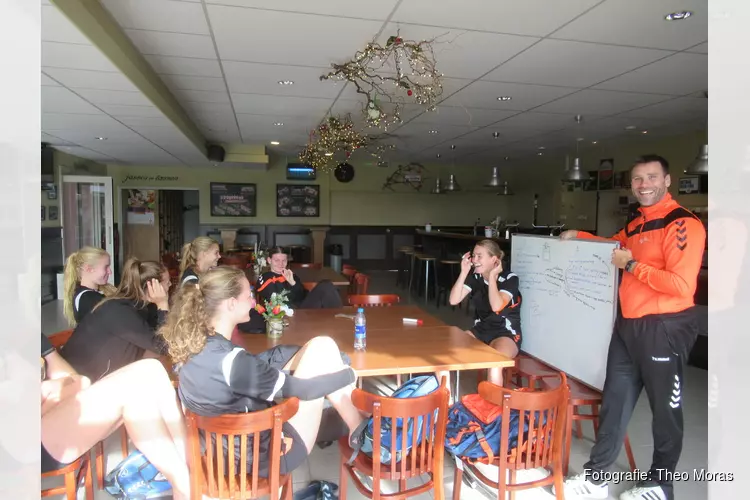 Nederlands Beach Handballteam U18 gaan voor Olympisch goud