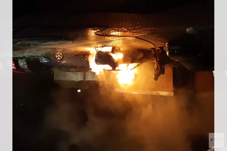 Auto door brand verwoest in &#39;t Veld