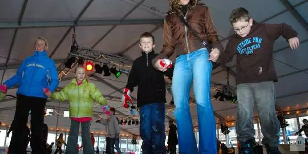 Maatjesschaatsen op de Markt in Schagen
