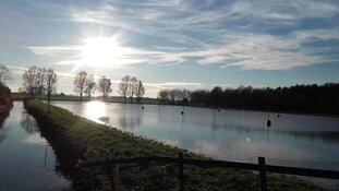 In Kolhorn zijn ze er klaar voor: ijsbaan alvast onder water gezet