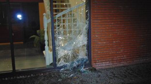 Auto rijdt tegen bedrijfspand in Warmenhuizen