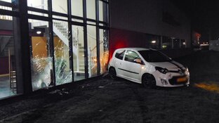 Auto rijdt tegen bedrijfspand in Warmenhuizen