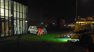 Auto rijdt tegen bedrijfspand in Warmenhuizen